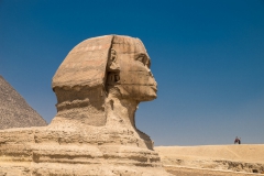 Die Große Sphinx von Gizeh in Gestalt eines Löwen mit Menschenkopf ist 73,5 m lang, 6 m breit und 20 m hoch. Sie wurde zwischen 2700 und 2600 v. Chr. aus einem Kalksteinhügel geschlagen.