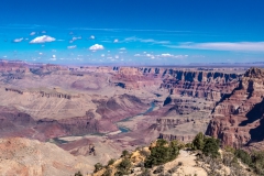Der Grand Canyon ist ca. 1500 m tief. Im Talgrund ist der Colorado zu sehen. Die ältesten Schichten unten sind bis zu 1,5 Milliarden Jahre alt.